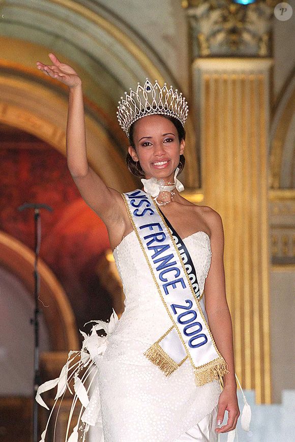 Après avoir été une Miss complexée, Sonia Rolland semble avoir trouvé la recette parfaite. 

Sonia Rolland, élection Miss France 2000 

©BestImage