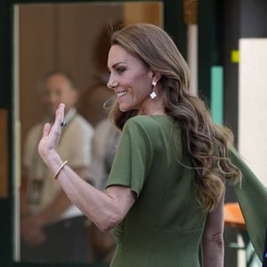 La princesse a fait sensation en arborant une tenue d'un vert olive totalement inédite et moderne.

Kate Middleton à Wimbledon, le 12 juillet 2026. 

© Andrew Matthews / Bestimage