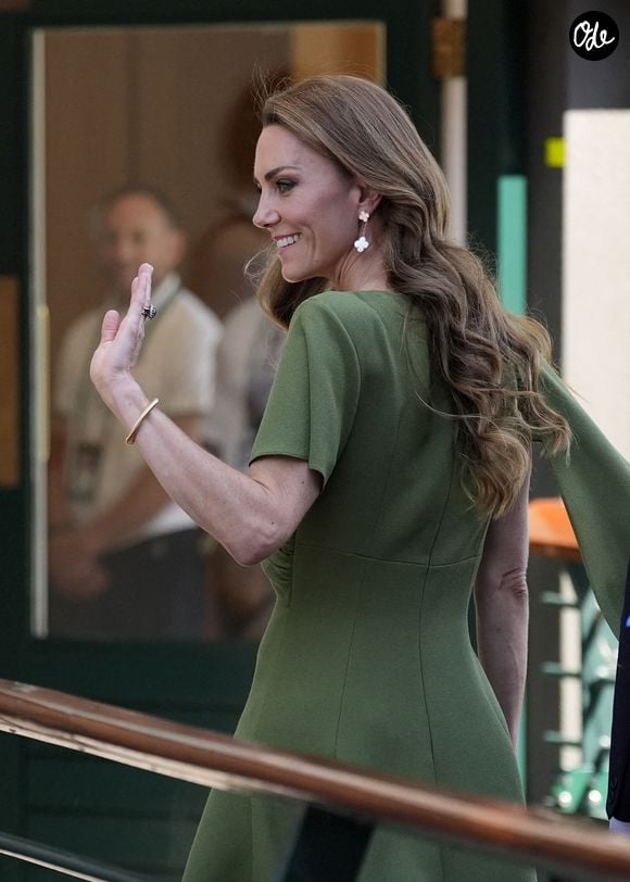 La princesse a fait sensation en arborant une tenue d'un vert olive totalement inédite et moderne.

Kate Middleton à Wimbledon, le 12 juillet 2026. 

© Andrew Matthews / Bestimage