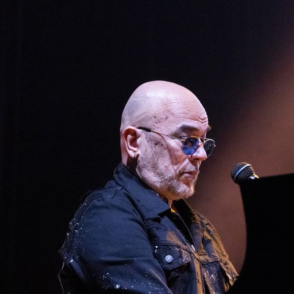 Pascal Obispo a lui aussi dû quitter en urgence sa maison du Cap-Ferret.

Pascal Obispo lors du XVème gala pour la Fondation Recherche Alzheimer à l'Olympia à Paris le 14 mars 2022.

©  Jack Tribeca/Bestimage