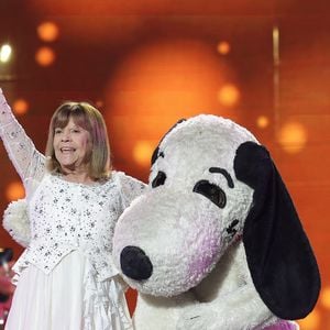 Les invités interprètent des chansons de Noël et leurs plus grands succès.

Exclusif - Chantal Goya lors du concert du gala de Noël de l'association Tout le monde contre le cancer fête ses 20 ans diffusé le 24 décembre sur M6 à l'Adidas Aren Porte de la Chapelle à Paris, France, le 4 décembre 2025. © Coadic Guirec/Bestimage