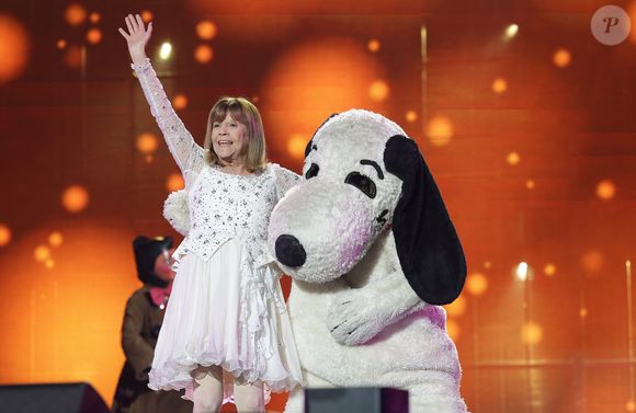 Les invités interprètent des chansons de Noël et leurs plus grands succès.

Exclusif - Chantal Goya lors du concert du gala de Noël de l'association Tout le monde contre le cancer fête ses 20 ans diffusé le 24 décembre sur M6 à l'Adidas Aren Porte de la Chapelle à Paris, France, le 4 décembre 2025. © Coadic Guirec/Bestimage