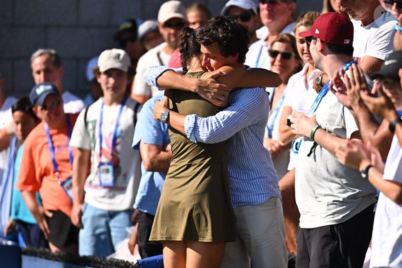 Sur la première image postée, on peut voir le professeur à l’université de Barcelone porter sa femme sur son dos. Cette dernière tient alors entre ses mains les images de son échographie.

Caroline Garcia (FRA) lors de son dernier match de sa carrière à l'US Open 2025 au Billie Jean National Tennis Center à New York City, NY, USA, le 25 août 2025. Photo par Corinne Dubreuil/ABACAPRESS.COM