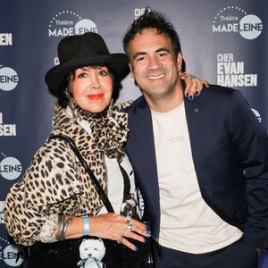 Alex Goude et sa mère Revca - Générale de la pièce "Cher Evan Hansen" au théâtre de la Madeleine à Paris le 8 octobre 2025. © Coadic Guirec/Bestimage