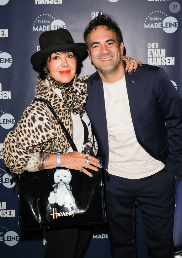 Alex Goude et sa mère Revca - Générale de la pièce "Cher Evan Hansen" au théâtre de la Madeleine à Paris le 8 octobre 2025. © Coadic Guirec/Bestimage