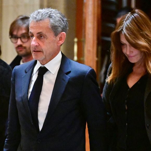 Carla Bruni est venue soutenir son mari Nicolas Sarkozy lors de son interrogatoire par la cour d'appel de Paris dans le cadre du procès du financement libyen de sa campagne de 2007, à Paris, le 7 avril 2026 .

© Christian Liewig / Bestimage