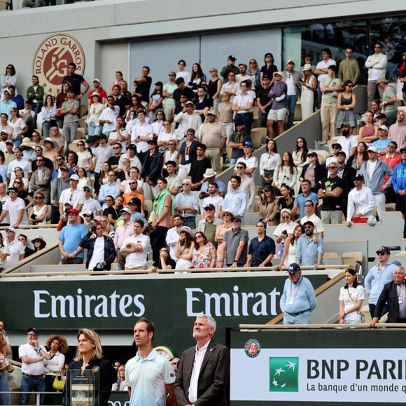 Amélie Mauresmo, présidente du tournoi de Roland Garros, Richard Gasquet, Gilles Moretton, président de la Fédération française de tennis (FFT) - Dernier match de sa carrière pour R.Gasquet, battu par J.Sinner (6-3, 6-0, 6-4) lors des Internationaux de France de Tennis de Roland Garros 2025, le 29 mai 2025. 
© Jacovides / Moreau / Bestimage