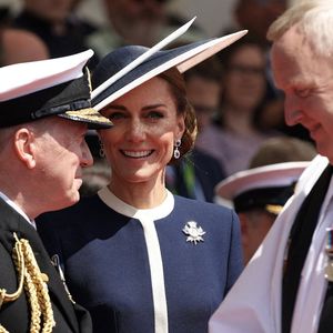 22 mai 25 - Son Altesse Royale la Princesse de Galles s'entretient avec le Second Sea Lord, le vice-amiral Sir Martin Connell Son Altesse Royale la Princesse de Galles, marraine du HMS Glasgow, a donné aujourd'hui sa bénédiction au plus récent navire de guerre de la Royal Navy.  En frappant une bouteille de whisky contre la coque pour lui porter chance, Son Altesse Royale a officiellement baptisé le HMS Glasgow, la première des huit frégates de type 26 à la pointe de la guerre navale.  Sous les acclamations de centaines d'amis, de membres de la famille, de travailleurs, d'invités de marque et des 45 membres de l'équipage du navire sur le site de construction navale de BAE Systems à Scotstoun, la duchesse de Rothesay, comme on l'appelle en Écosse, a prononcé les mots consacrés : "Je nomme ce navire Glasgow. Que Dieu le bénisse, ainsi que tous ceux qui y servent". Photo by Dan Bladen/Royal Navy/SWNS/ABACAPRESS.COM