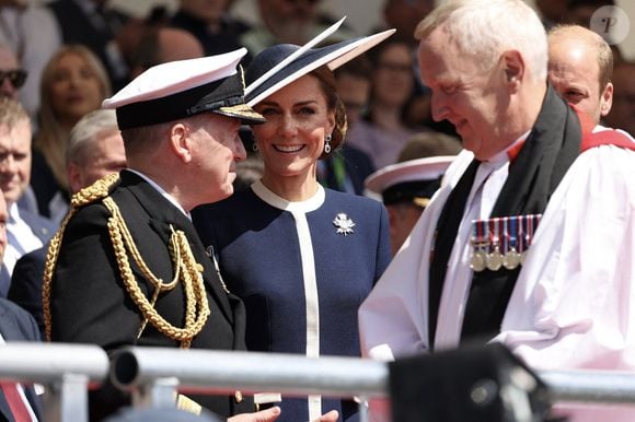 22 mai 25 - Son Altesse Royale la Princesse de Galles s'entretient avec le Second Sea Lord, le vice-amiral Sir Martin Connell Son Altesse Royale la Princesse de Galles, marraine du HMS Glasgow, a donné aujourd'hui sa bénédiction au plus récent navire de guerre de la Royal Navy. En frappant une bouteille de whisky contre la coque pour lui porter chance, Son Altesse Royale a officiellement baptisé le HMS Glasgow, la première des huit frégates de type 26 à la pointe de la guerre navale. Sous les acclamations de centaines d'amis, de membres de la famille, de travailleurs, d'invités de marque et des 45 membres de l'équipage du navire sur le site de construction navale de BAE Systems à Scotstoun, la duchesse de Rothesay, comme on l'appelle en Écosse, a prononcé les mots consacrés : "Je nomme ce navire Glasgow. Que Dieu le bénisse, ainsi que tous ceux qui y servent". Photo by Dan Bladen/Royal Navy/SWNS/ABACAPRESS.COM