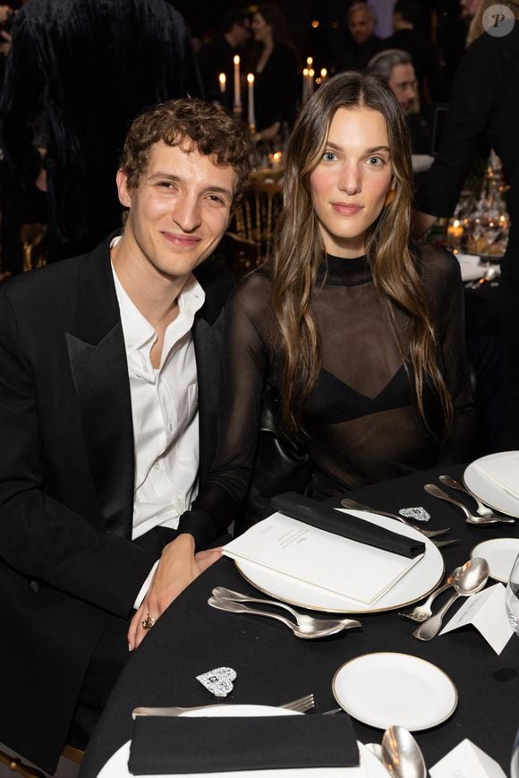 Aliocha Schneider (habillé en Dior) et sa compagne Charlotte Cardin (habillée par Yves Saint-Laurent) - Dîner de l'association AEM (Un Avenir pour les Enfants du Monde), au profit des enfants du Rwanda par Babeth Djian au pavillon Ledoyen à Paris. Le 23 mars 2023
© Olivier Borde-Bertrand Rindoff Petroff / Bestimage