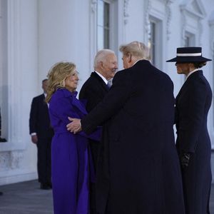 Le président Joe Biden (2L) et la première dame Dr. Jill Biden (L) saluent le président élu Donald Trump (2R) et Melania Trump (R) à la Maison Blanche pendant les cérémonies d'investiture du président américain Donald Trump à Washington, DC, États-Unis, 20 janvier 2025. Donald Trump, qui a battu la vice-présidente Kamala Harris lors des élections générales de 2024, prête serment aujourd'hui en tant que 47e président des États-Unis, bien que les cérémonies et événements prévus en plein air aient été annulés en raison d'une prévision de températures extrêmement froides. Crédit : Will Oliver / Pool via CNP