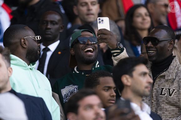 Gims et son frère Dadju, Omar Sy - Célébrités dans les tribunes lors du match retour de la Ligue Des Champions 2024-2025 (LDC) "PSG - Arsenal" (2-1) au Parc des Princes à Paris le 7 mai 2025. © Cyril Moreau/Bestimage