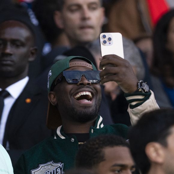 Gims et son frère Dadju, Omar Sy - Célébrités dans les tribunes lors du match retour de la Ligue Des Champions 2024-2025 (LDC) "PSG - Arsenal" (2-1) au Parc des Princes à Paris le 7 mai 2025. © Cyril Moreau/Bestimage
