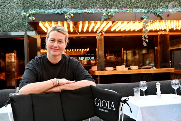 Exclusif -  Luana Belmondo, la célèbre cheffe romaine, prend les commandes de la cuisine de Gioia, la célèbre table tropézino-italienne située à Saint-Tropez dont Jean-Roch est le propriétaire. Ici, elle est au restaurant où elle viendra une fois par mois superviser sa brigade.
Bruno Bebert / Bestimage