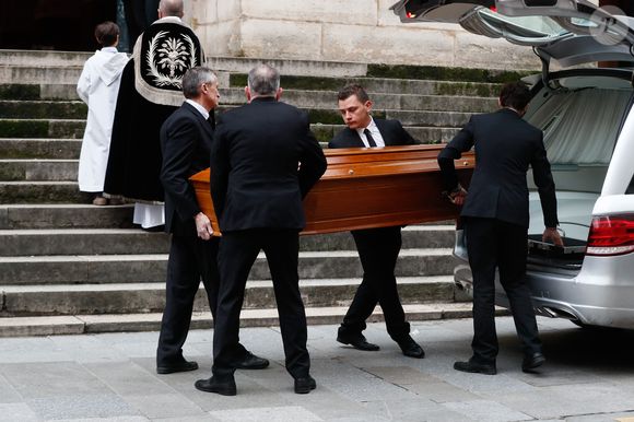 Illustration cercueil - Arrivées aux obsèques de Niels Arestrup à l'Église Saint-Roch à Paris. Le 10 décembre 2024
© Christophe Clovis / Bestimage