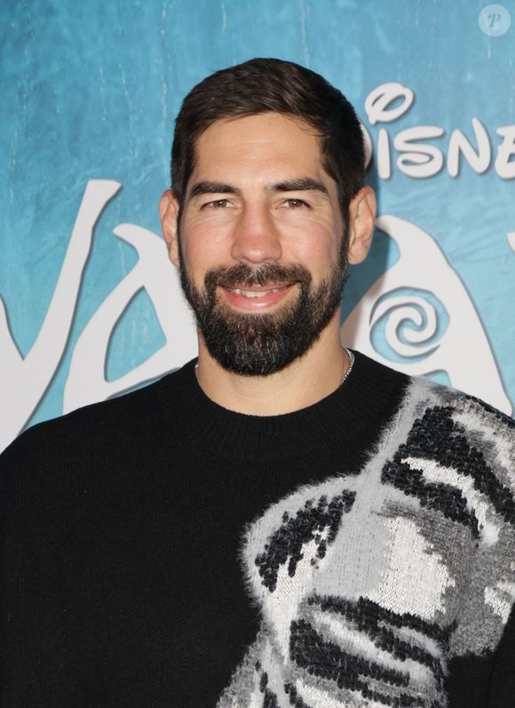tandis que Nikola a opté pour un costume marron sur une chemise blanche.

Nikola Karabatic - Première du film Disney "Vaiana 2" au Grand Rex à Paris le 23 novembre 2024. © Coadic Guirec/Bestimage