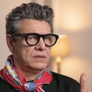 Et d'ajouter : "Elle est mise dans une clinique à côté de chez elle d’où je ne l'ai pas sortie. Pourquoi ? Parce que je ne voulais pas faire chier. Je ne voulais pas embêter. (…) C'était son petit monde".

Marc Lavoine se confie sur la douleur de la perte de sa maman