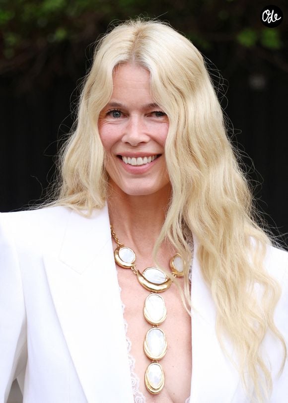 Ce jeudi 1ᵉʳ octobre 2026, la maison Chloé a dévoilé sa collection à l'Observatoire de Paris.

Claudia Schiffer au défilé Chloé "Collection Femme Prêt-à-Porter Printemps/Eté 2027" lors de la Fashion Week de Paris, le 1er octobre 2026. 

© Denis Guignebourg / Bestimage