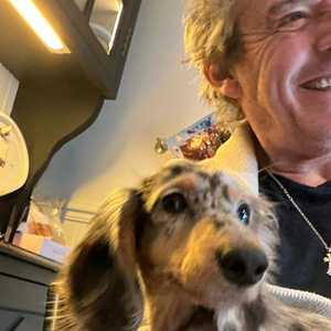 L’animateur a partagé la nouvelle sur Instagram avec une photo attendrissante.

Jean-Luc Reichmann et son nouveau chien. Capture Instagram