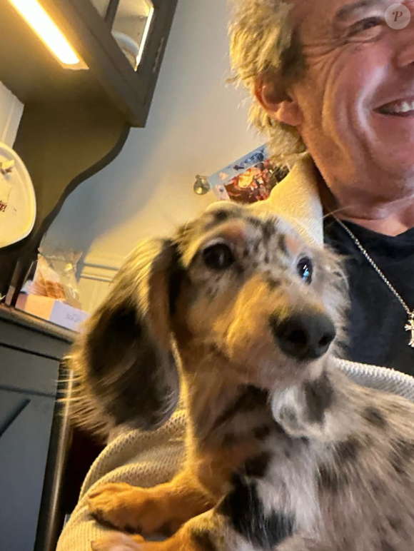 L’animateur a partagé la nouvelle sur Instagram avec une photo attendrissante.

Jean-Luc Reichmann et son nouveau chien. Capture Instagram