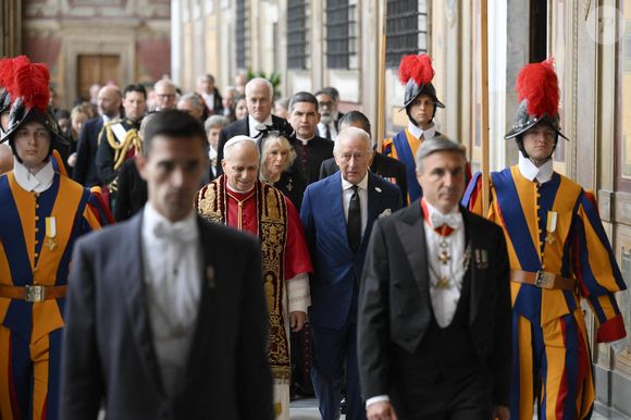 Le roi Charles III d'Angleterre et Camilla Parker Bowles, reine consort d'Angleterre, quittent le pape Léon XIV après avoir assisté au service œcuménique dans la chapelle Sixtine au Vatican, le 23 octobre 2025. Photo par PA Photo/ Bestimage