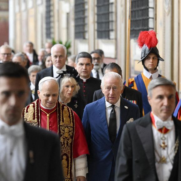 Le roi Charles III d'Angleterre et Camilla Parker Bowles, reine consort d'Angleterre, quittent le pape Léon XIV après avoir assisté au service œcuménique dans la chapelle Sixtine au Vatican, le 23 octobre 2025. Photo par PA Photo/ Bestimage