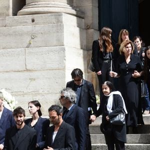 Lou Doillon, Charlotte Gainsbourg, Marlowe (fils de Lou Doillon), Ben Attal, Alice Attal, Roman de Kermadec (fils de Kate Barry), Yvan Attal et sa mère, Gabrielle Crawford, Jo Attal - Sorties des obsèques de Jane Birkin en l'église Saint-Roch à Paris. Le 24 juillet 2023
© Jacovides-KD Niko / Bestimage