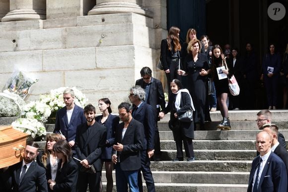 Lou Doillon, Charlotte Gainsbourg, Marlowe (fils de Lou Doillon), Ben Attal, Alice Attal, Roman de Kermadec (fils de Kate Barry), Yvan Attal et sa mère, Gabrielle Crawford, Jo Attal - Sorties des obsèques de Jane Birkin en l'église Saint-Roch à Paris. Le 24 juillet 2023
© Jacovides-KD Niko / Bestimage