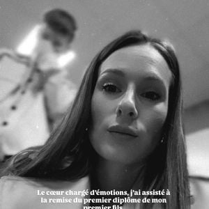 "Le cœur chargé d’émotions, j’ai assisté à la remise du premier diplôme de mon premier fils", a-t-elle écrit en légende d’un selfie en noir et blanc posté en story Instagram le 5 décembre dernier.

Camille Santoro assiste à la remise de diplôme de son fils Alessio le vendredi 5 décembre 2025 © Instagram