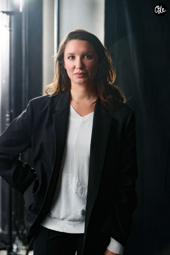 Lancée en 2019, sa griffe Vaillant Studio avait rapidement conquis la sphère très fermée de la mode. Ses créations de prêt-à-porter féminin haut de gamme, fortement inspirées des années 90, s'arrachaient. 

Exclusif - Alice Vaillant (fille d'A.Roumanoff) - Rendez-vous avec Alice Vaillant lors du défilé de mode Femmes Printemps/Eté 2025 "Vaillant" (marque créée par Alice Vaillant, fille d'A. Roumanoff) à la poste du Louvre à Paris, France, le 24 septembre 2024. © Christophe Clovis / Bestimage