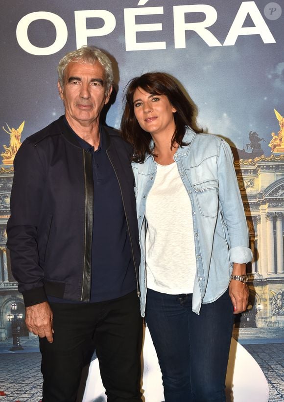 Estelle Denis et son compagnon Raymond Domenech - Les célébrités à la première de l'escape game grandeur nature "Inside Opéra" au Palais Garnier à Paris, France, le 4 juin 2018. Le Palais Garnier accueille pour la première fois un concept inédit jamais proposé au public. INSIDE OPERA, un jeu grandeur nature entre escape game et parcours immersif sur les traces du Fantôme de l'Opéra. Le but du jeu ? Tenter de résoudre la malédiction du Fantôme de l'Opéra et le libérer à jamais en déchiffrant une série d'énigmes au sein du Palais Garnier avec la participation des différents comédiens en costume d'époque qui animent ce jeu. © Veeren/Bestimage