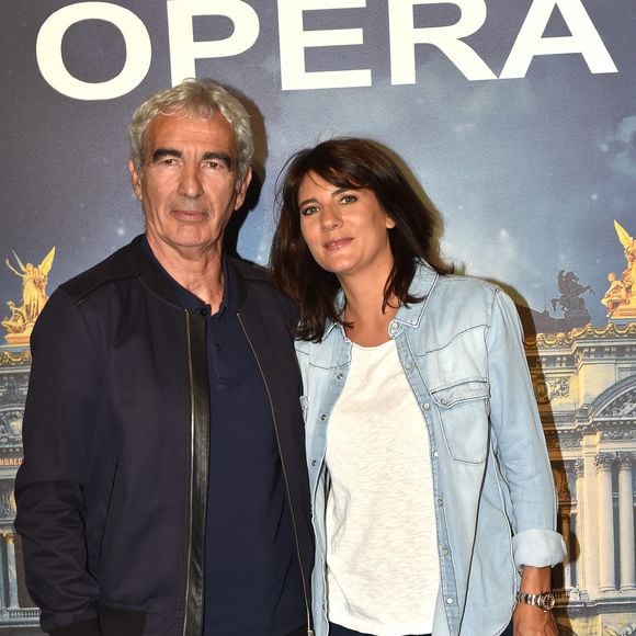 Estelle Denis et son compagnon Raymond Domenech - Les célébrités à la première de l'escape game grandeur nature "Inside Opéra" au Palais Garnier à Paris, France, le 4 juin 2018. Le Palais Garnier accueille pour la première fois un concept inédit jamais proposé au public. INSIDE OPERA, un jeu grandeur nature entre escape game et parcours immersif sur les traces du Fantôme de l'Opéra. Le but du jeu ? Tenter de résoudre la malédiction du Fantôme de l'Opéra et le libérer à jamais en déchiffrant une série d'énigmes au sein du Palais Garnier avec la participation des différents comédiens en costume d'époque qui animent ce jeu. © Veeren/Bestimage