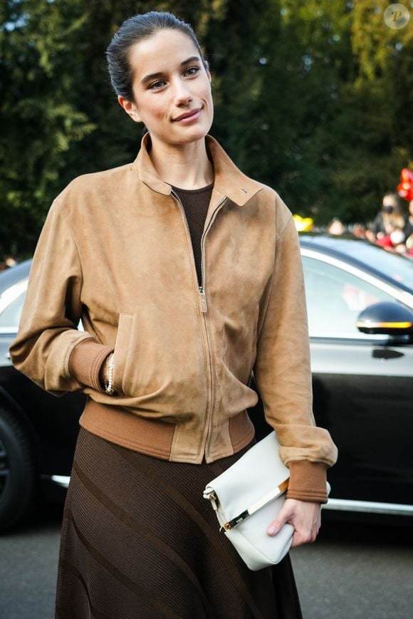 Toutes les trois passionnées par la mode, elles étaient placées en front row de ce défilé qui a mis à l'honneur les pièces artisanales épurées de la marque de Haute-Couture.

Ella Travolta au Tod’s fashion show pendant la Fashion Week de Milan le 28 février 2025 © Lucia Sabatelli/Bestimage