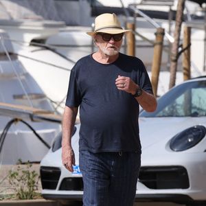 Eddy Mitchell et sa femme Muriel se baladent sur le port de Saint-Tropez le 6 juillet 2024. Agence / Bestimage