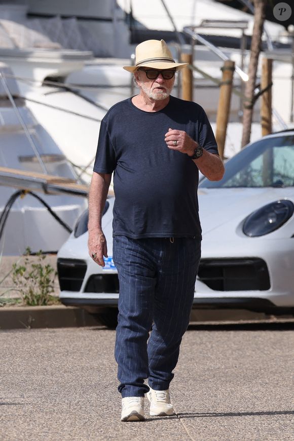 Eddy Mitchell et sa femme Muriel se baladent sur le port de Saint-Tropez le 6 juillet 2024. Agence / Bestimage