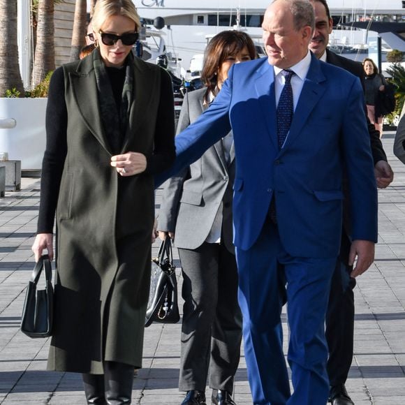 Accompagnés de Camille Gottlieb, ils se sont rendus au Yacht Club de Monaco

Le prince Albert II de Monaco, sa femme la princesse Charlene et Camille Gottlieb ont remis les traditionnels colis de Noël aux aînés monégasques dans la meeting room du Yacht Club de Monaco dans le cadre de festivités de fin d'année de la Principauté de Monaco, le 12 décembre 2024. © Bruno Bebert/Pool Monaco/Bestimage