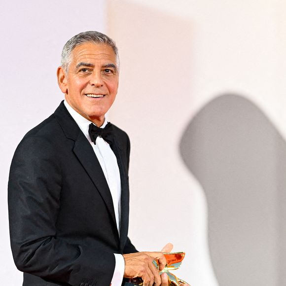 La star a reçu un Lion d'or saluant toute sa carrière

George Clooney (Lion d’or d’honneur) à la cérémonie d'ouverture et la projection du film "Ink" lors de la 83ème édition du festival international du film de Venise, la Mostra le 2 septembre 2026. © Pierre Perusseau / Bestimage