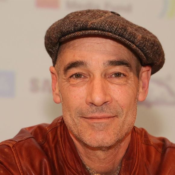 “Mes parents m’ont inculqué que le bon attire le bon. Mon fils l’a déjà compris. Je le vois dans le sourire qu’il me donne tous les jours" raconte-t-il à Télé Star
L'acteur Jean-Marc Barr fait la promotion du film documentaire "Jacques Mayol - L'homme dauphin" à Athènes, Grèce, le 30 janvier 2018. Racontée par Jean-Marc Barr, qui l’a incarné dans "Le grand bleu", et éclairée par ses proches et ses disciples, l’odyssée de Jacques Mayol, le plus grand plongeur en apnée de son temps, qui a révolutionné notre lien avec la mer. Des États-Unis à l’Italie en passant par l’Inde et le Japon, une plongée émouvante et sensorielle dans l’existence épique, les fêlures et les combats de "l’homme dauphin", contée par Jean-Marc Barr, qui joua son rôle dans "Le grand bleu".