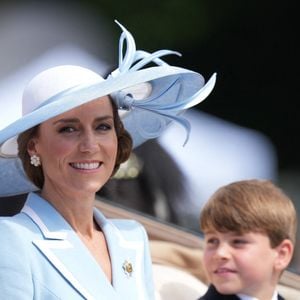 Entre continuité, héritage et modernité, la tenue de Kate Middleton à Trooping the Colour dépasse largement le simple registre vestimentaire.

Catherine (Kate) Middleton, princesse de Galles - Des membres de la famille royale assistent à la parade « Trooping the Colour » au palais de Buckingham, à Londres, au Royaume-Uni, le 13 juin 2026.
© Julien Burton / Bestimage