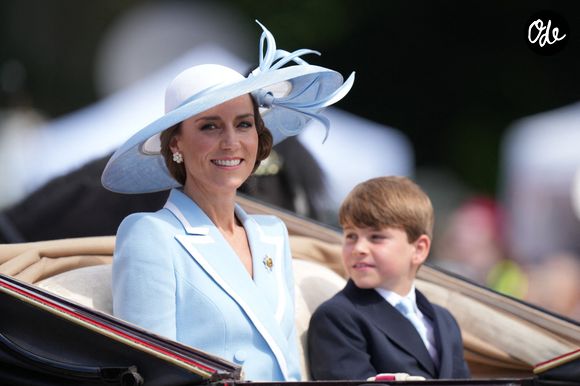 Entre continuité, héritage et modernité, la tenue de Kate Middleton à Trooping the Colour dépasse largement le simple registre vestimentaire.

Catherine (Kate) Middleton, princesse de Galles - Des membres de la famille royale assistent à la parade « Trooping the Colour » au palais de Buckingham, à Londres, au Royaume-Uni, le 13 juin 2026.
© Julien Burton / Bestimage