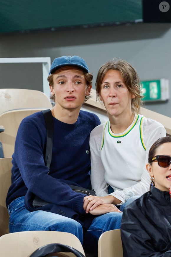 Vassili Schneider et sa compagne en tribunes lors des Internationaux de France de Tennis de Roland Garros 2025, à Paris, France, le 6 juin 2025. © Jacovides-Moreau/Bestimage