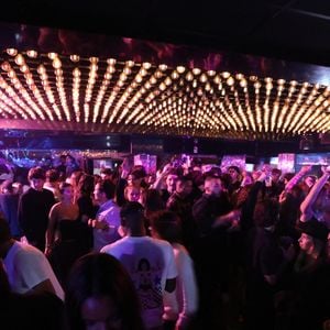 Jean Roch a reçu ses amis pour fêter la fermeture de son célèbre club privé, "VIP Room" à Saint-Tropez, après 29 ans d'existence, le 5 avril 2026. Après un dernier week-end de fête, du 3 au 5 avril 2026, le célèbre établissement sera remplacé par le "Lilly's Club".
© Franz Chavaroche / Bestimage