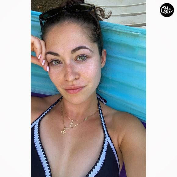pendant que sa belle Jade, un bouquet de roses blanches entre les mains, affiche le sourire radieux d'une femme comblée.

Jade Pradin sur Instagram