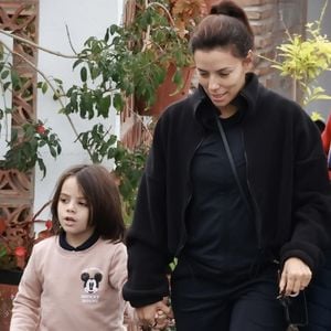Eva Longoria va prendre son petit-déjeuner en famille dans un restaurant andalou de Marbella, avec son mari José Baston et leur fils, Santiago, le 1er février 2024. ©Backgrid UK/ Bestimage