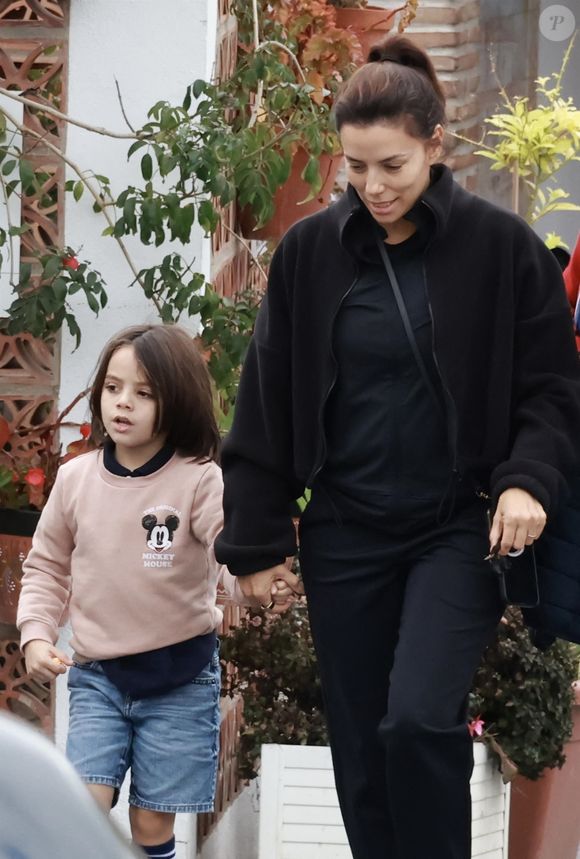 Eva Longoria va prendre son petit-déjeuner en famille dans un restaurant andalou de Marbella, avec son mari José Baston et leur fils, Santiago, le 1er février 2024. ©Backgrid UK/ Bestimage