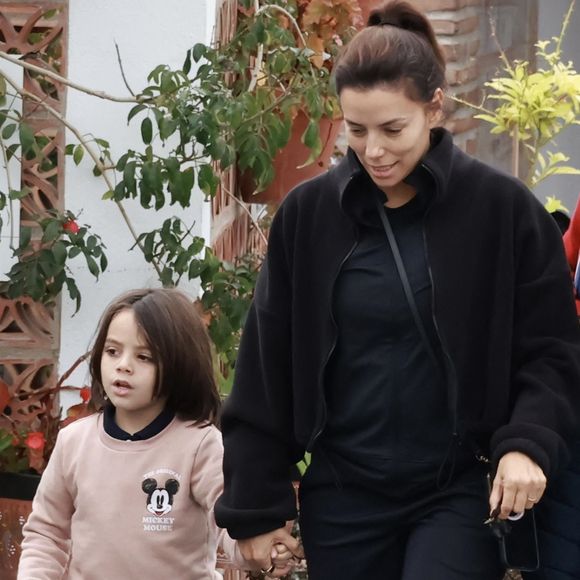 Eva Longoria va prendre son petit-déjeuner en famille dans un restaurant andalou de Marbella, avec son mari José Baston et leur fils, Santiago, le 1er février 2024. ©Backgrid UK/ Bestimage