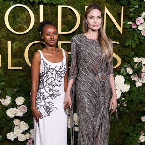 Elle a été aperçue le 9 juin 2025 à la sortie du restaurant Craig’s à Hollywood, un imposant diamant à la main gauche.

Zahara Marley Jolie et sa mère Angelina Jolie au photocall de la 82ème cérémonie des Golden Globes à Los Angeles, le 5 janvier 2025 à Beverly Hills, Los Angeles, en Californie @Photo Press Service / BESTIMAGE