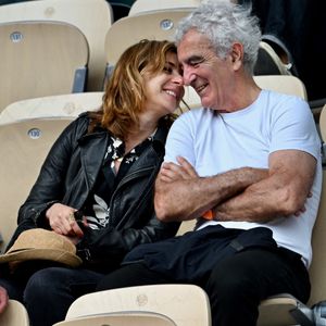 Raymond Domenech et sa nouvelle compagne à Roland Garros le 03 juin 2025 à Paris, France. Photo de ABACAPRESS.COM