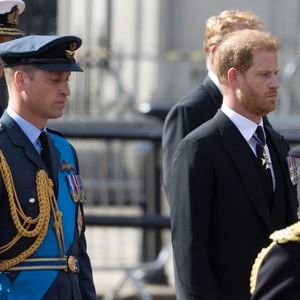 Le prince William, prince de Galles, le prince Harry - Procession cérémonielle du cercueil de la reine Elisabeth II du palais de Buckingham à Westminster Hall à Londres le 14 septembre 2022.
© Photoshot / Panoramic / Bestimage