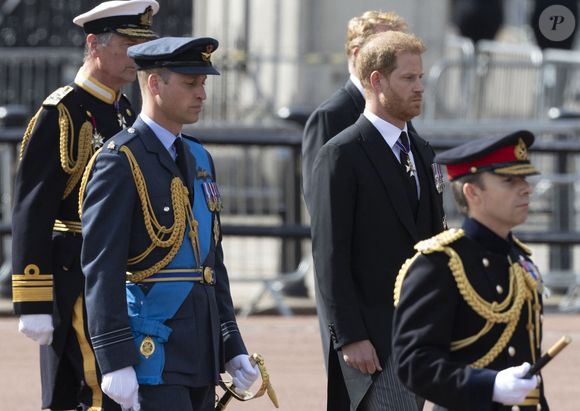 Le prince William, prince de Galles, le prince Harry - Procession cérémonielle du cercueil de la reine Elisabeth II du palais de Buckingham à Westminster Hall à Londres le 14 septembre 2022.

© Photoshot / Panoramic / Bestimage